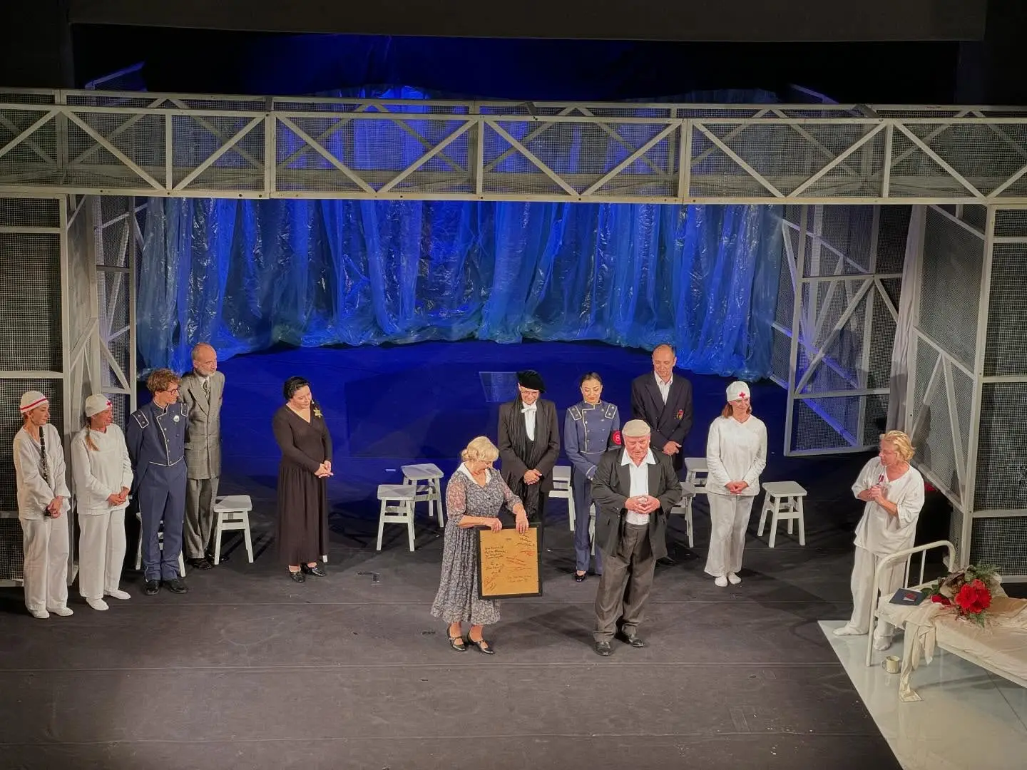 Jedną z najprzyjemniejszych chwil jesieni 2024 roku było zlecenie od aktorów Teatru Bagatela w Krakowie. Przemysław Branny gra jedną z głównych ról w spektaklu „Śmierć pięknego jelenia”, a mój obraz został mu wręczony w prezencie z okazji 30-lecia pracy w teatrze.

Serdecznie dziękuję Alinie Kamińskiej za wspaniały pomysł, zlecenie i możliwość udziału w tak wyjątkowej okazji. Usłyszeć swoje nazwisko wypowiedziane ze sceny tego renomowanego teatru, w samym sercu Krakowa, to wspomnienie o wielu odcieniach — takie, które będzie mi sprawiać radość przez wiele lat.